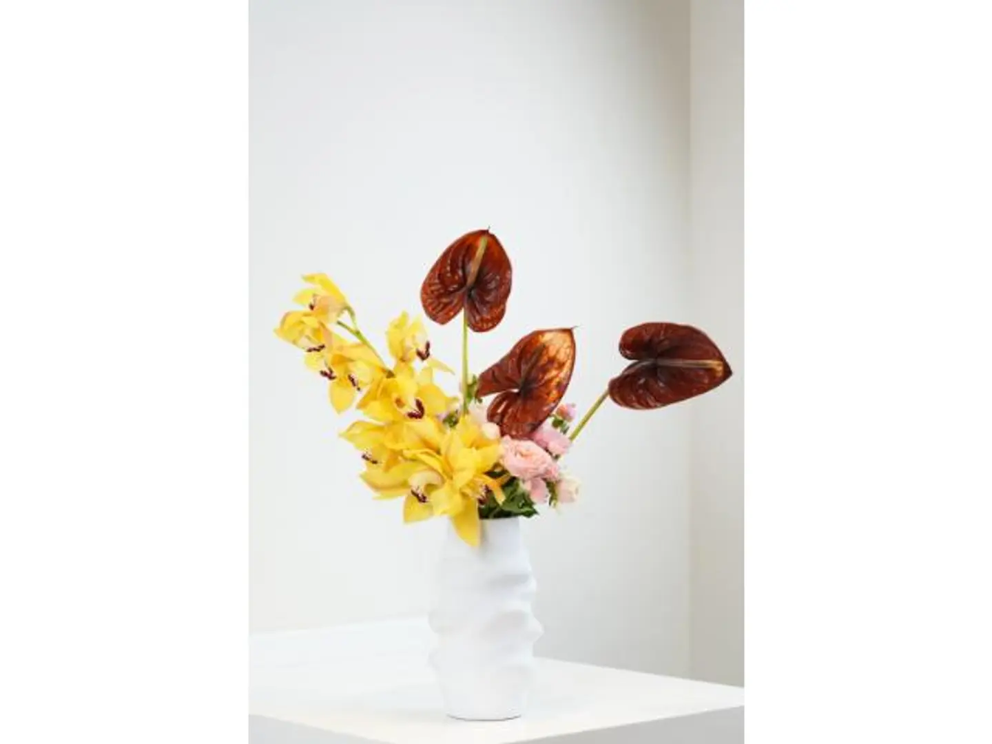 تروبيكال موس فازة بيضاء منسقة