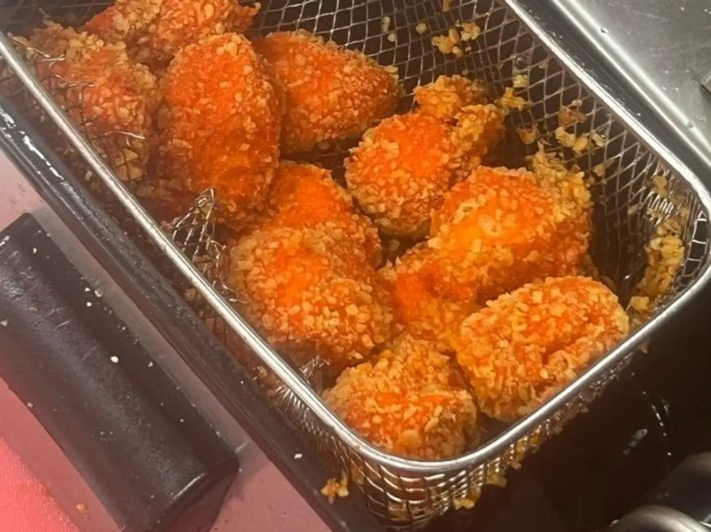 صحن ملكي بطاطس عليه قطع مسحب مع الصوصات