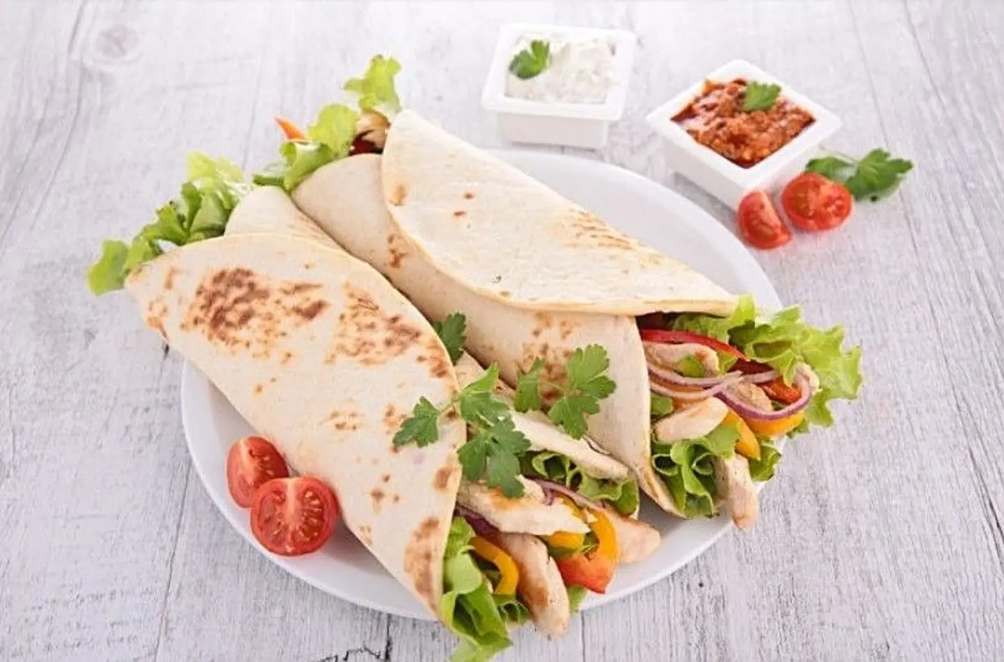 ساندويتش تورتيلا دجاج مشوي