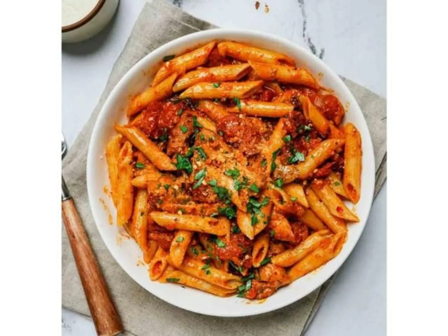 معكرونة بصلصة حمراء دجاج