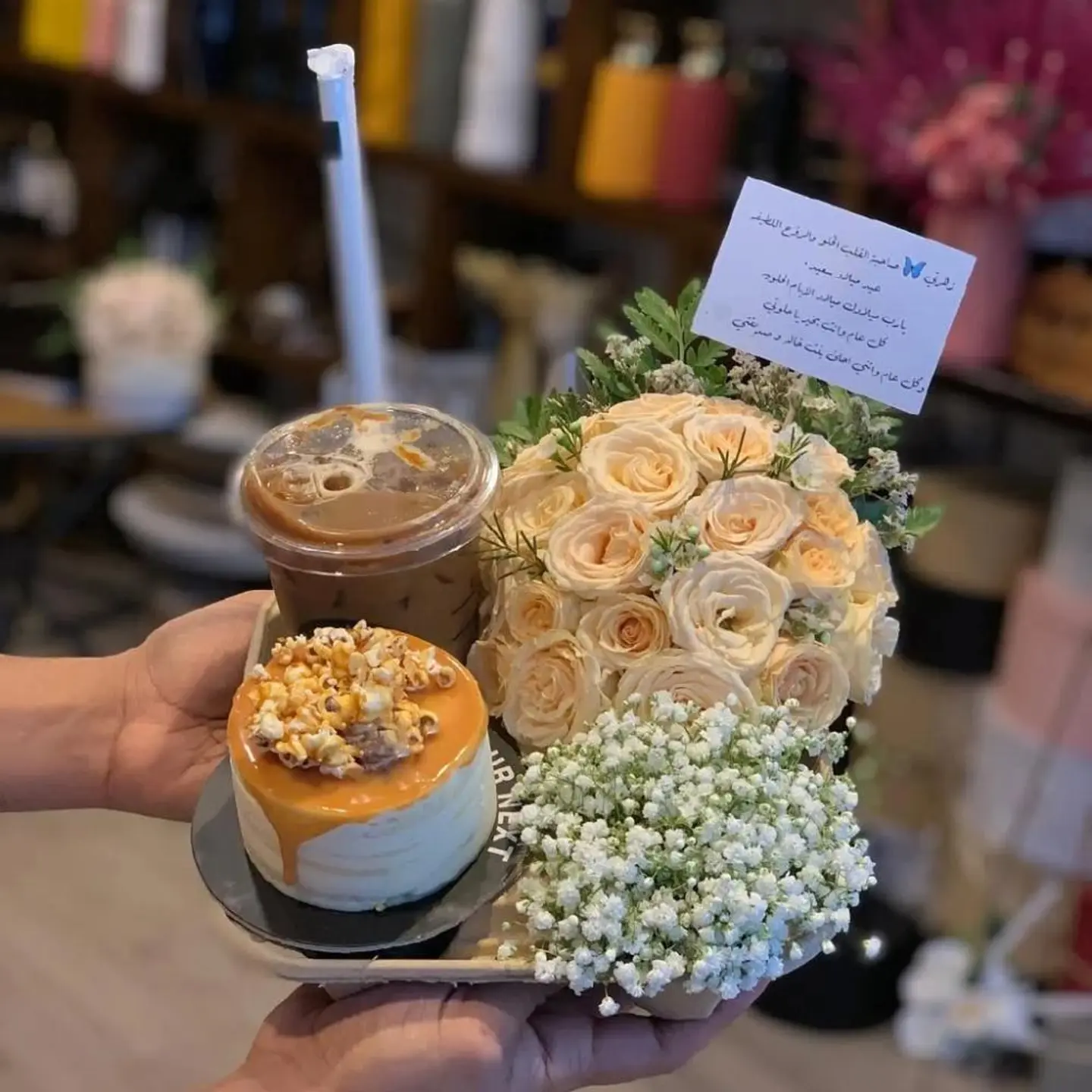 تنسيق فخم ورد وقهوة مع كيك