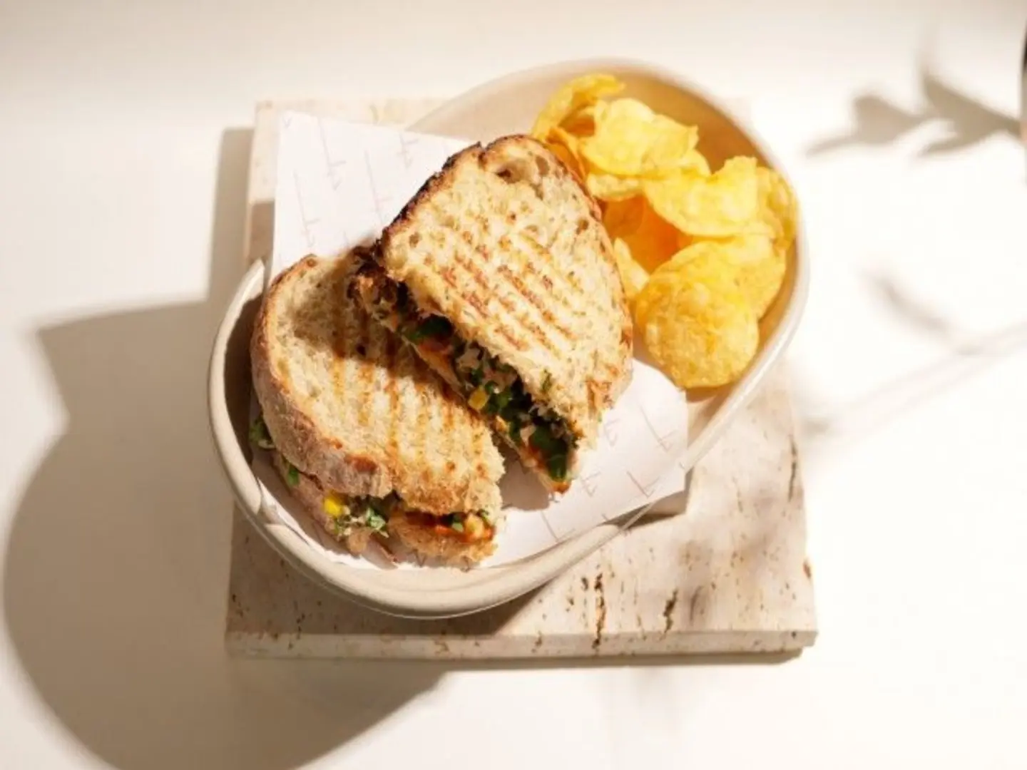 ساندوتش تونة حار