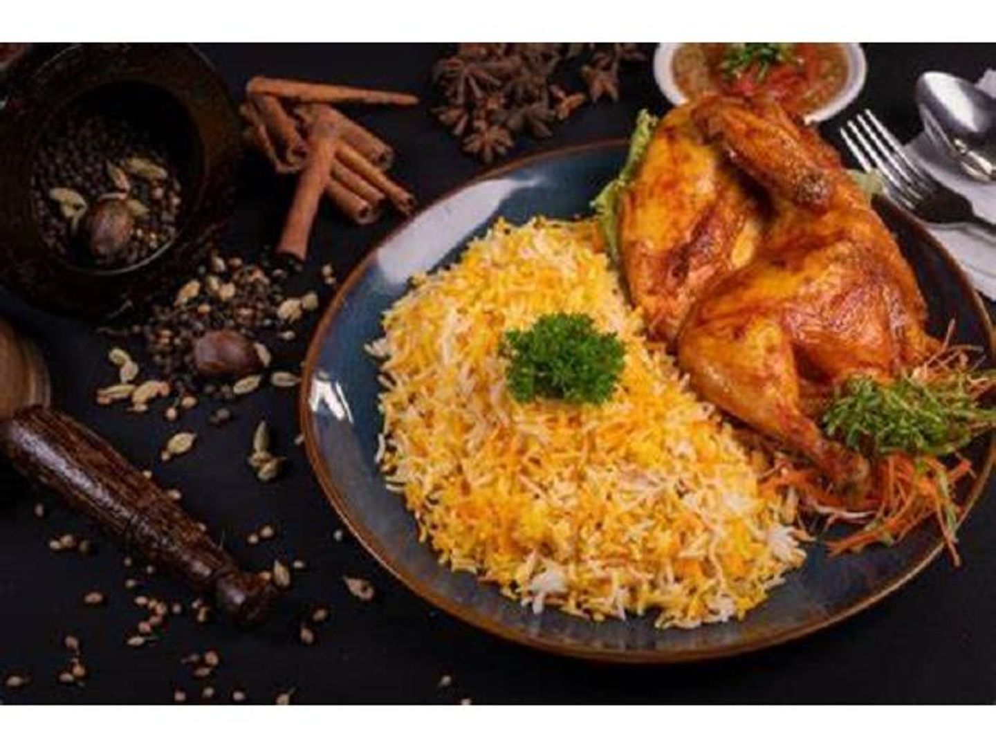 نص حبة دجاج حنيذ مع الرز