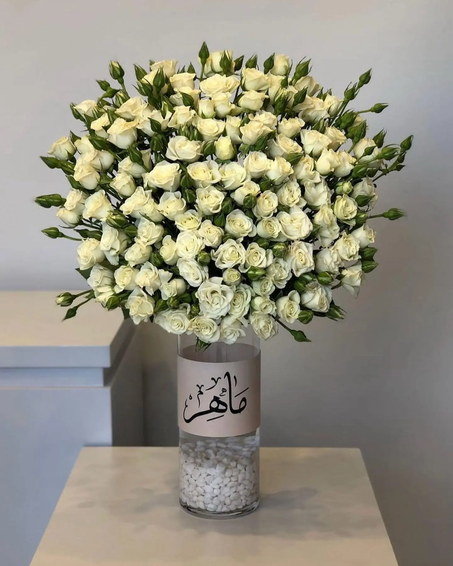 ⁠فازة ورد طبيعي مع اضافة اسم 25