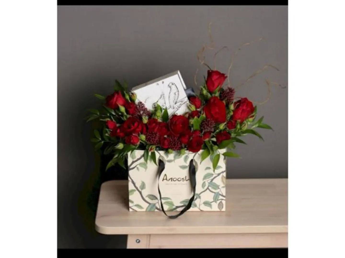 شوكولا انووش مع ورد احمر