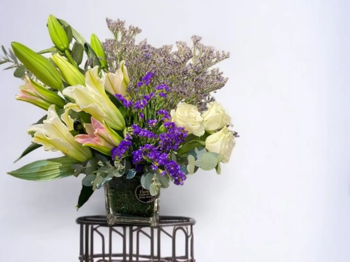 تنسيق ليلي وجوري أبيض في فازة