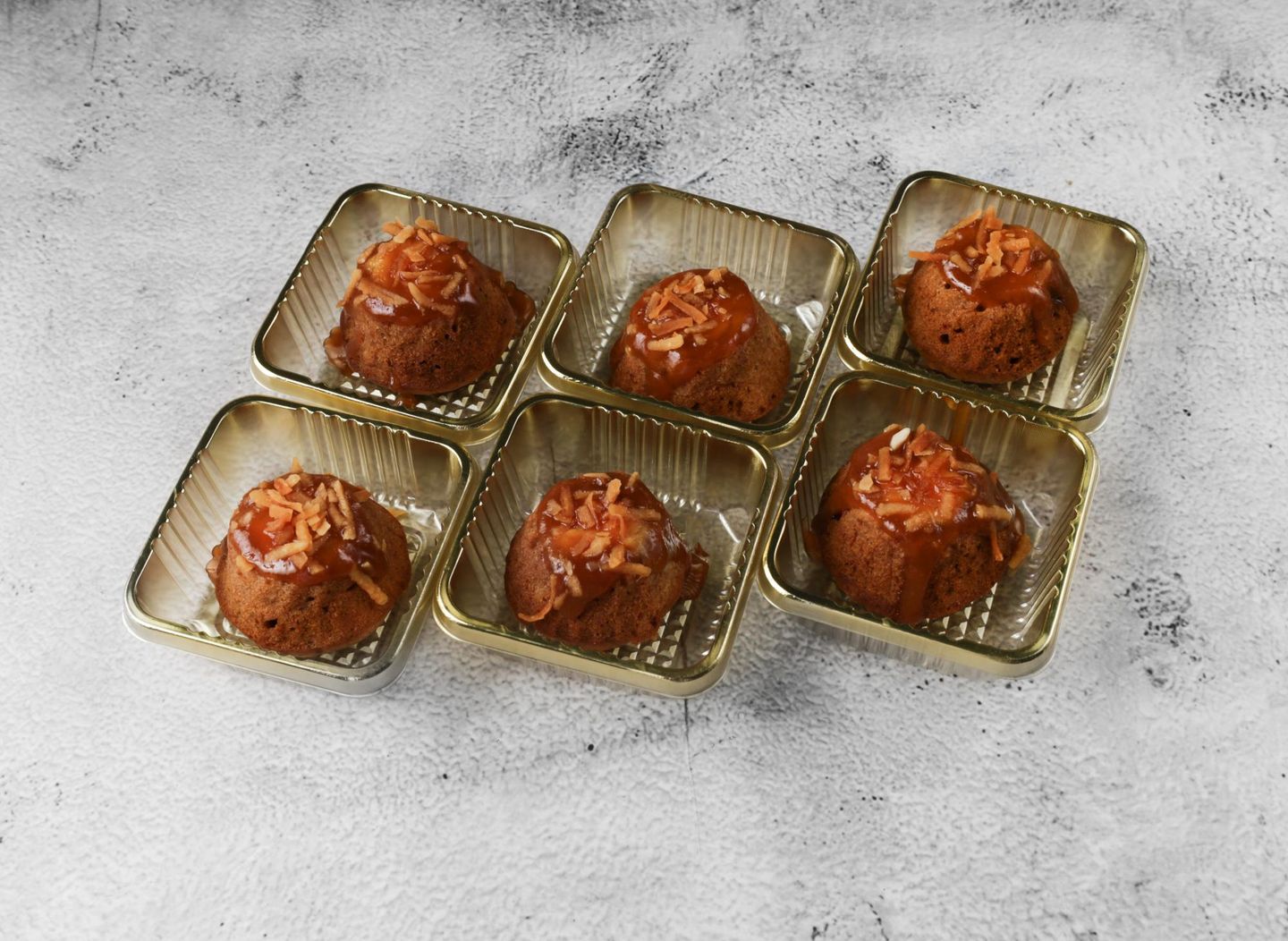 Mini Date Cake With Toffee And White Sauce 6 Pieces