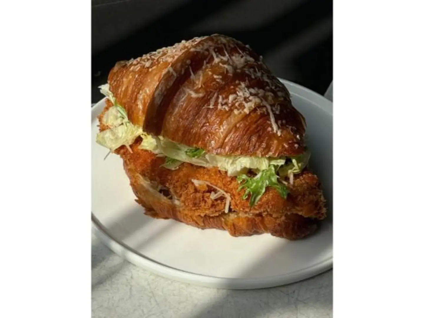 كرواسون بسلطة السيزر والدجاج المقلي