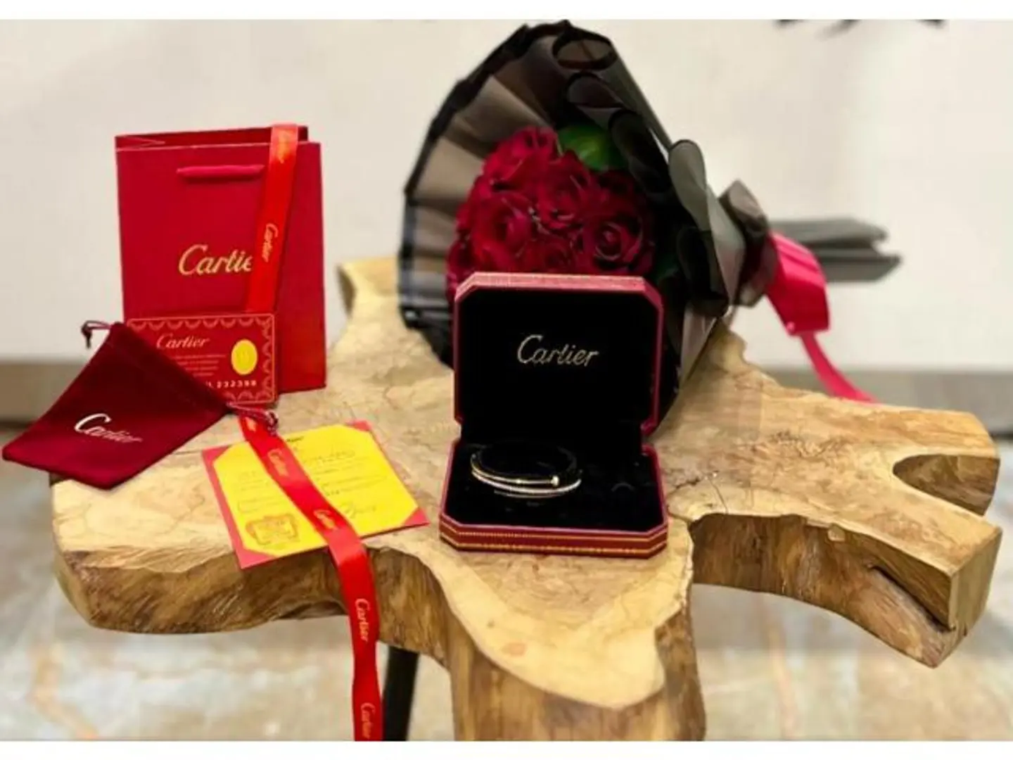 فخامة كارتييه بورد العشق الاحمر المثير