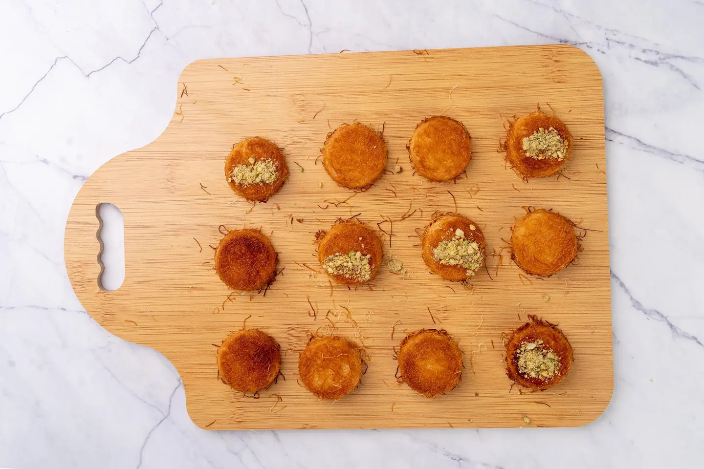 كب كنافة حشوة قشطة وبستاشيو (10 قطع)