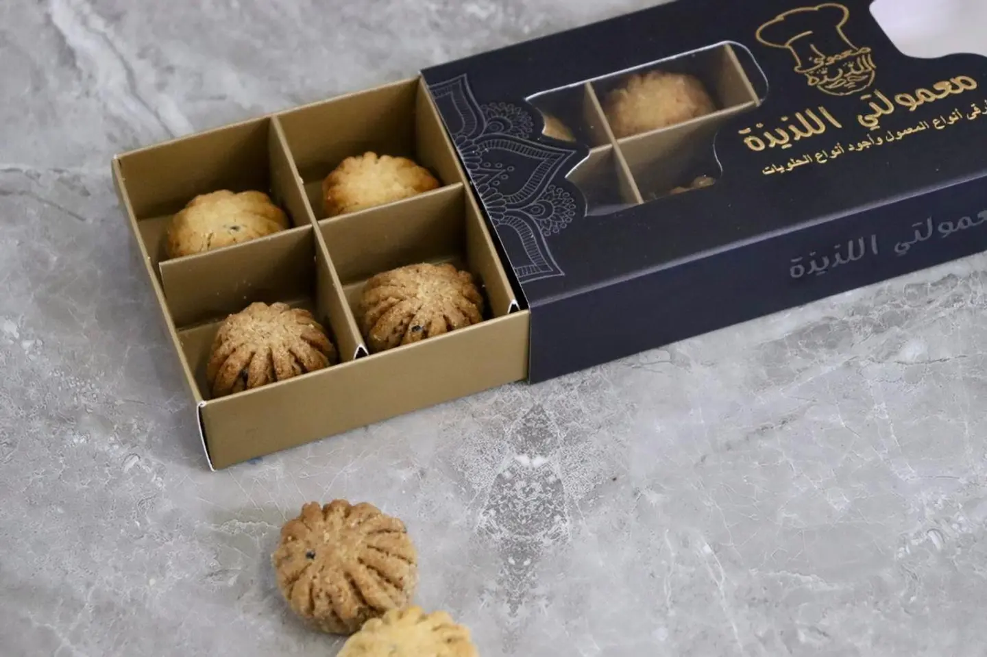 علبة معمولتي منقش ابيض