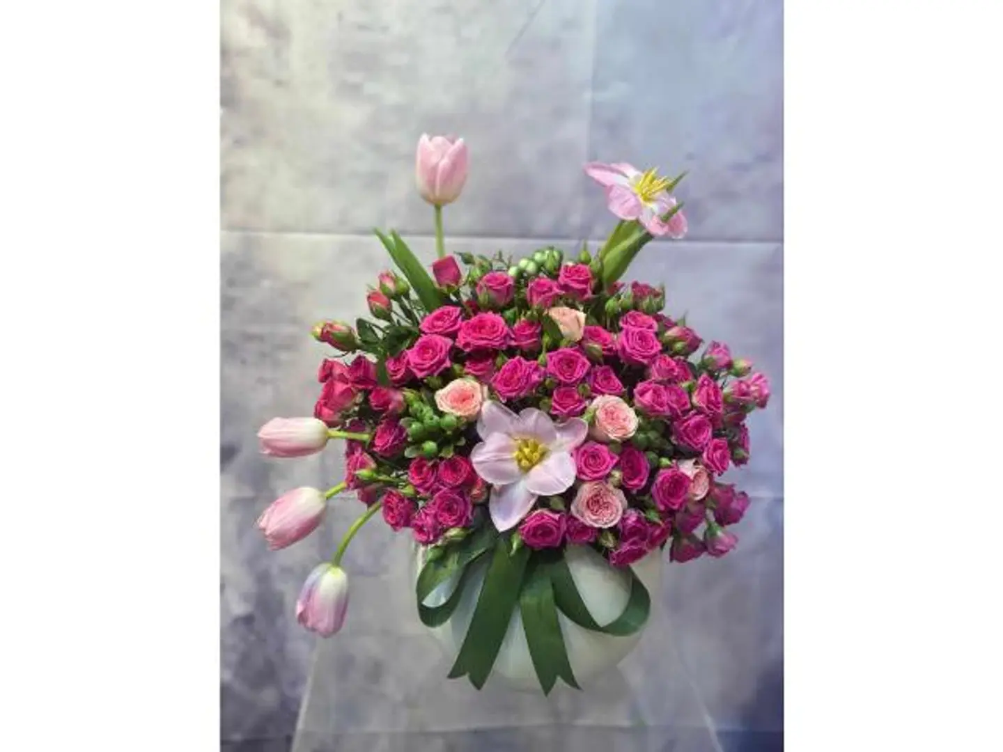 فازه مع ورد بيبي روز مع ورود التوليب الجميل