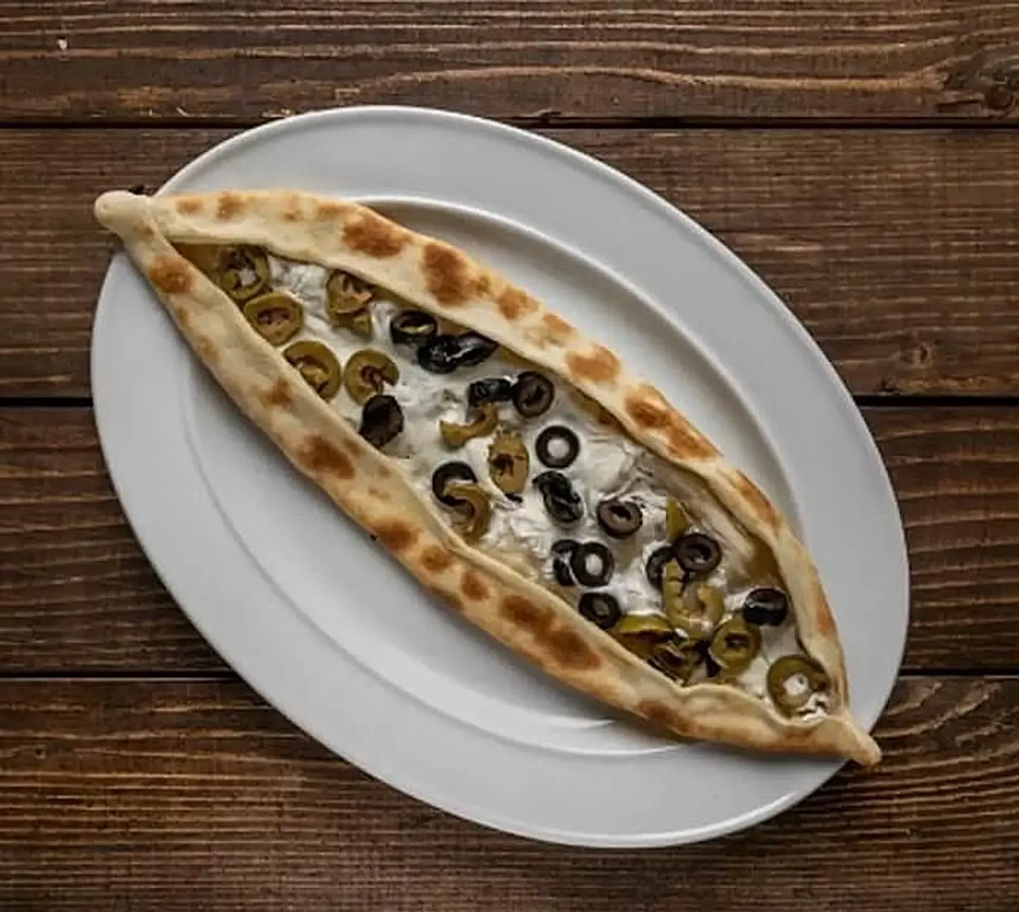 فطيرة لبنه بالزيتون والزعتر