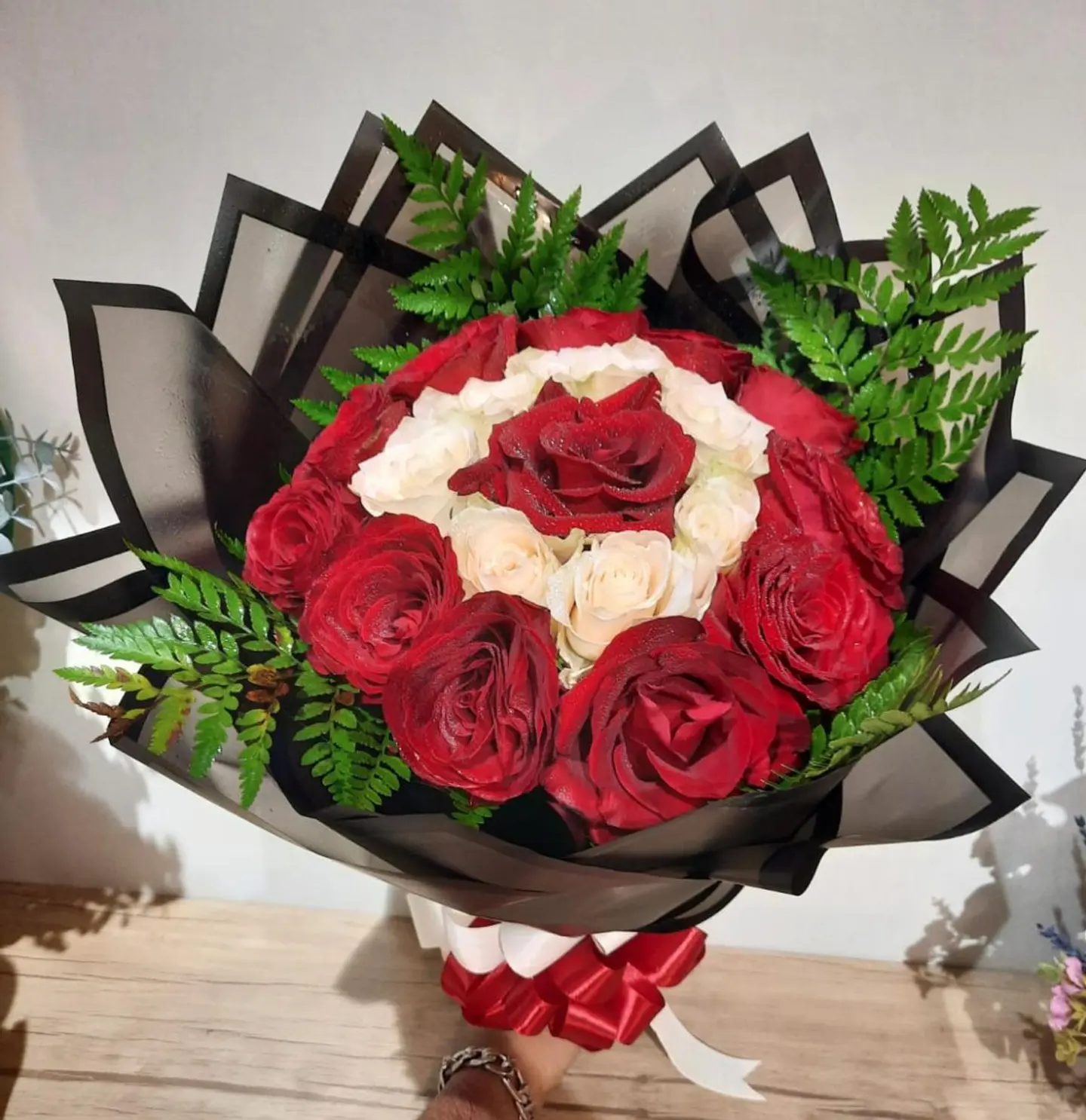 احمر و أبيض