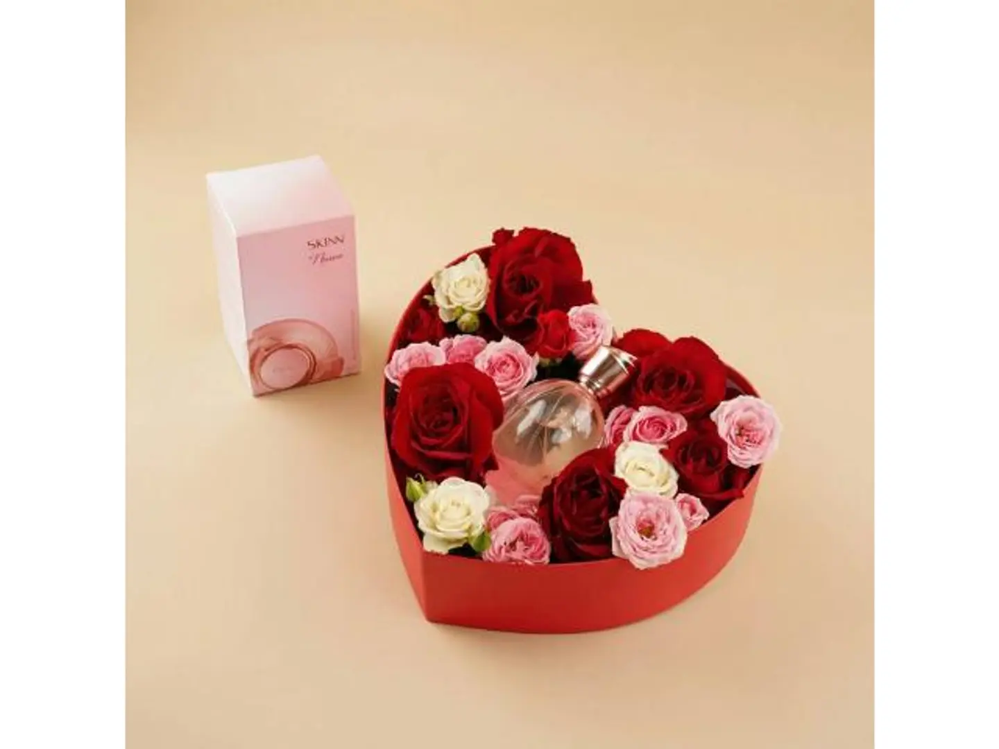 قلب ورد احمر مع عطر سكين نورا نسائي