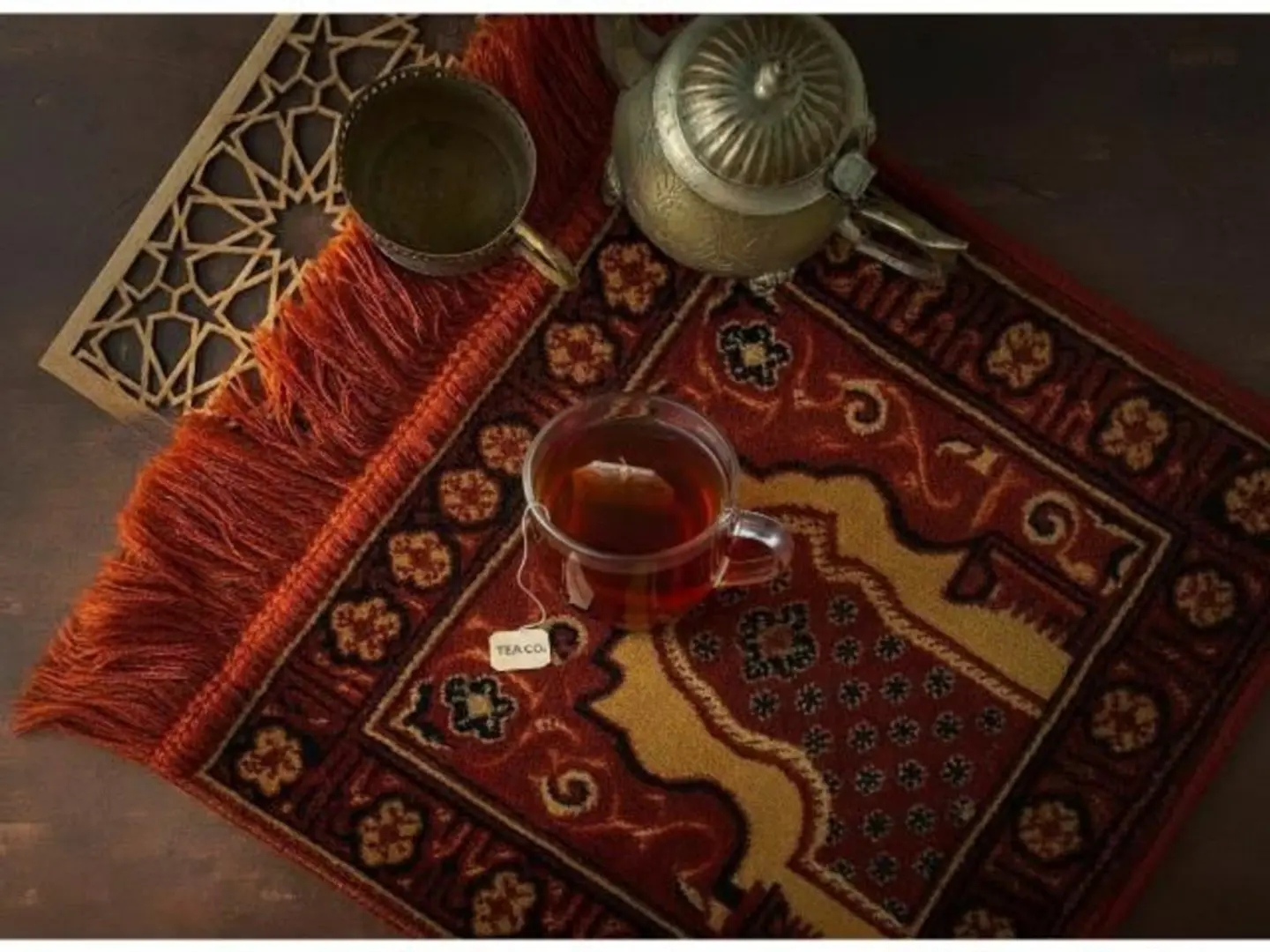 شاهي احمر تعليقة