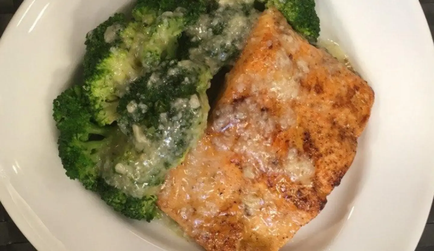 سلمون مشوي بروكلي