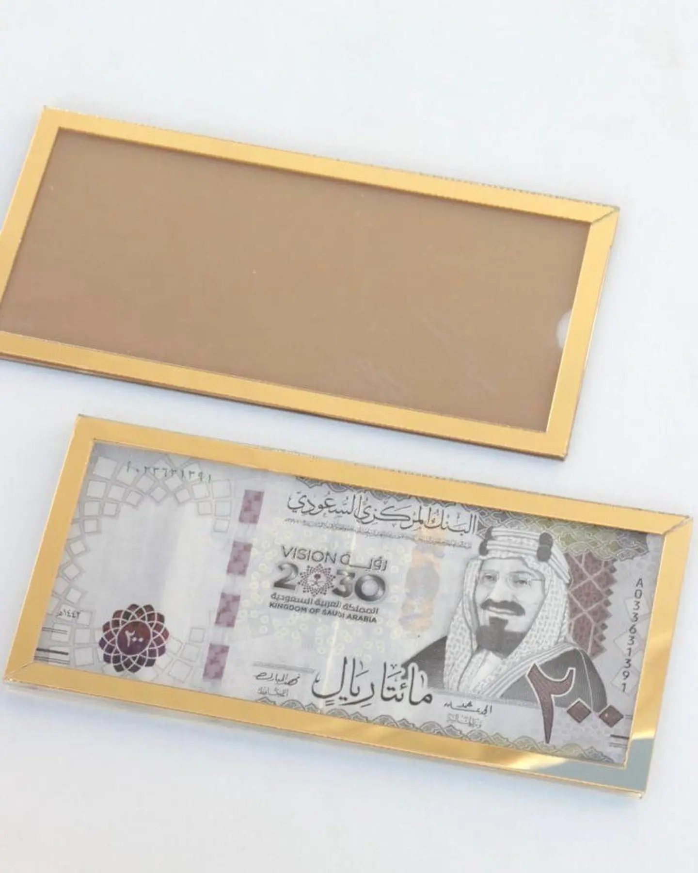 ظرف نقود اكريلك ايطار ذهبي
