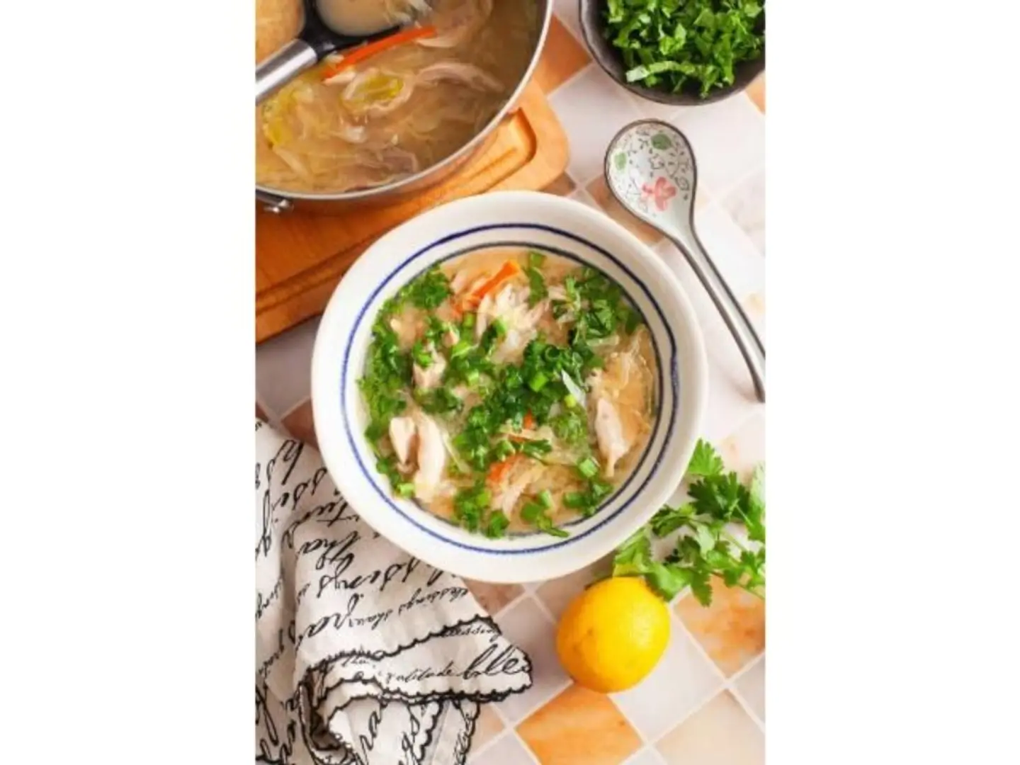 شوربة دجاج بالليمون والكزبرة