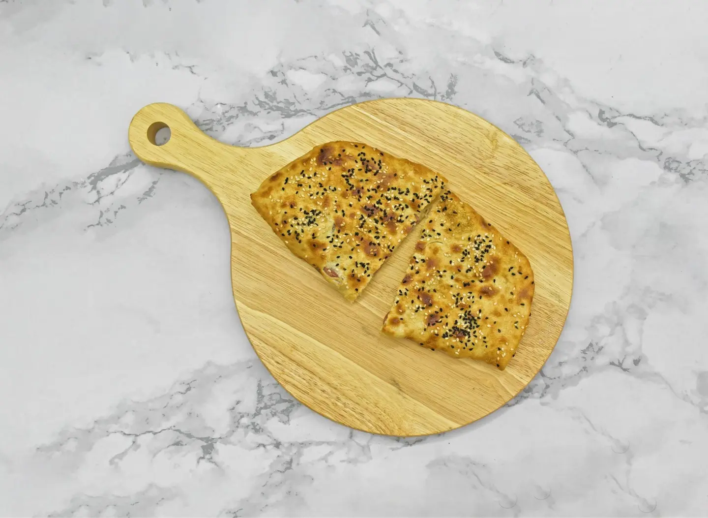 فطيرة النقانق بالجبن