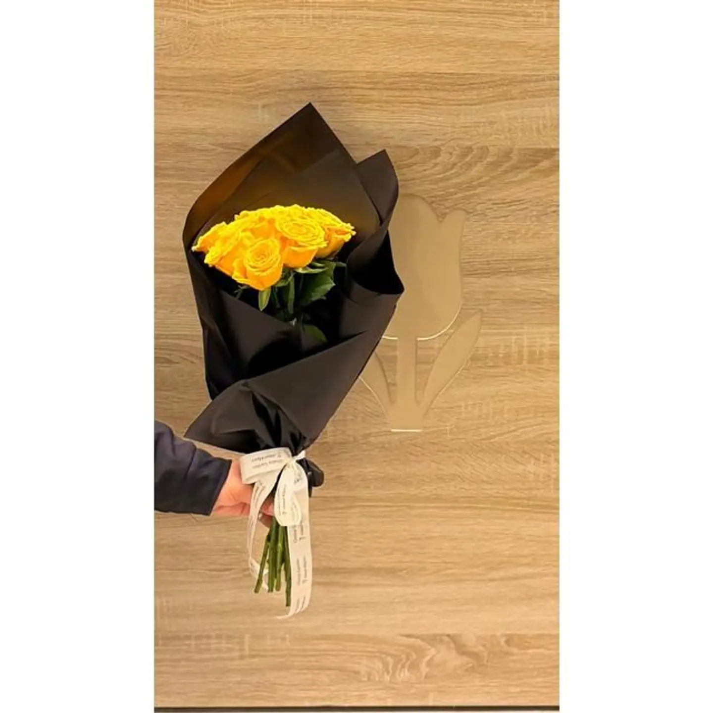 باقة الجوري الأصفر الزاهي