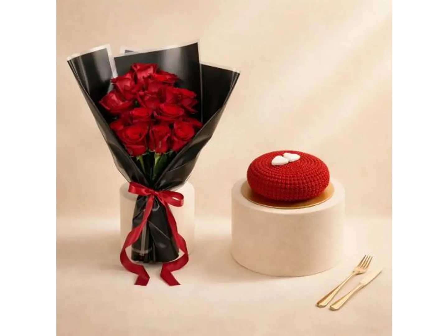 باقة ورد لفتة حب مع كيك أحمر للفالنتاين