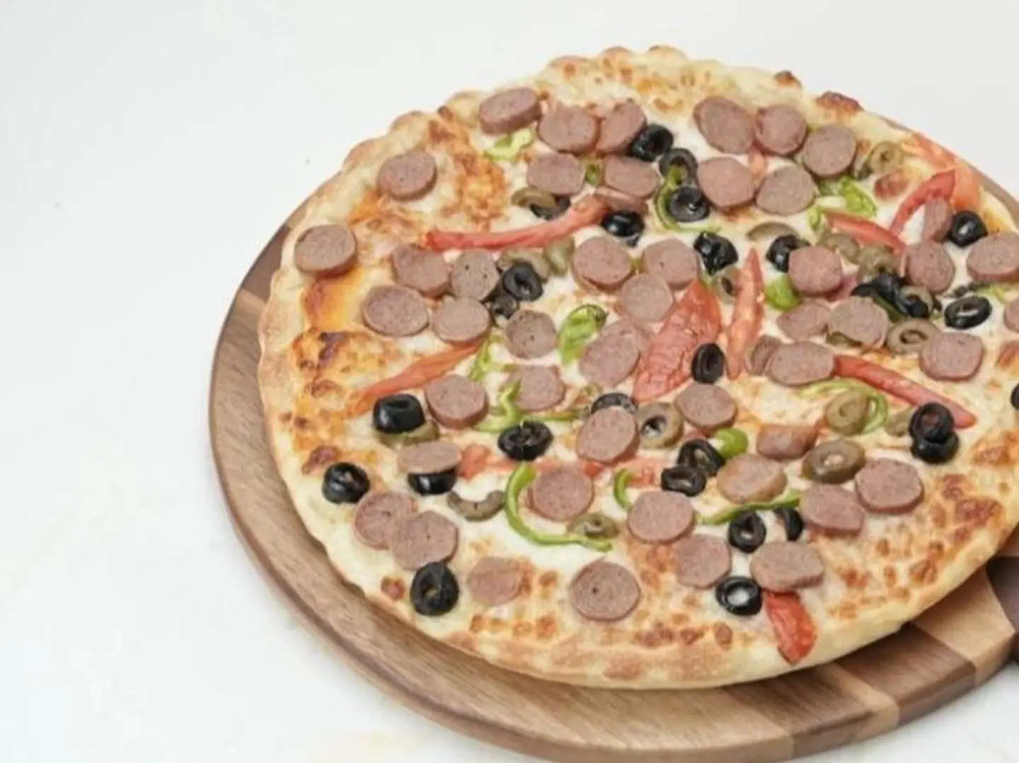 بيتزا نقانق وسط