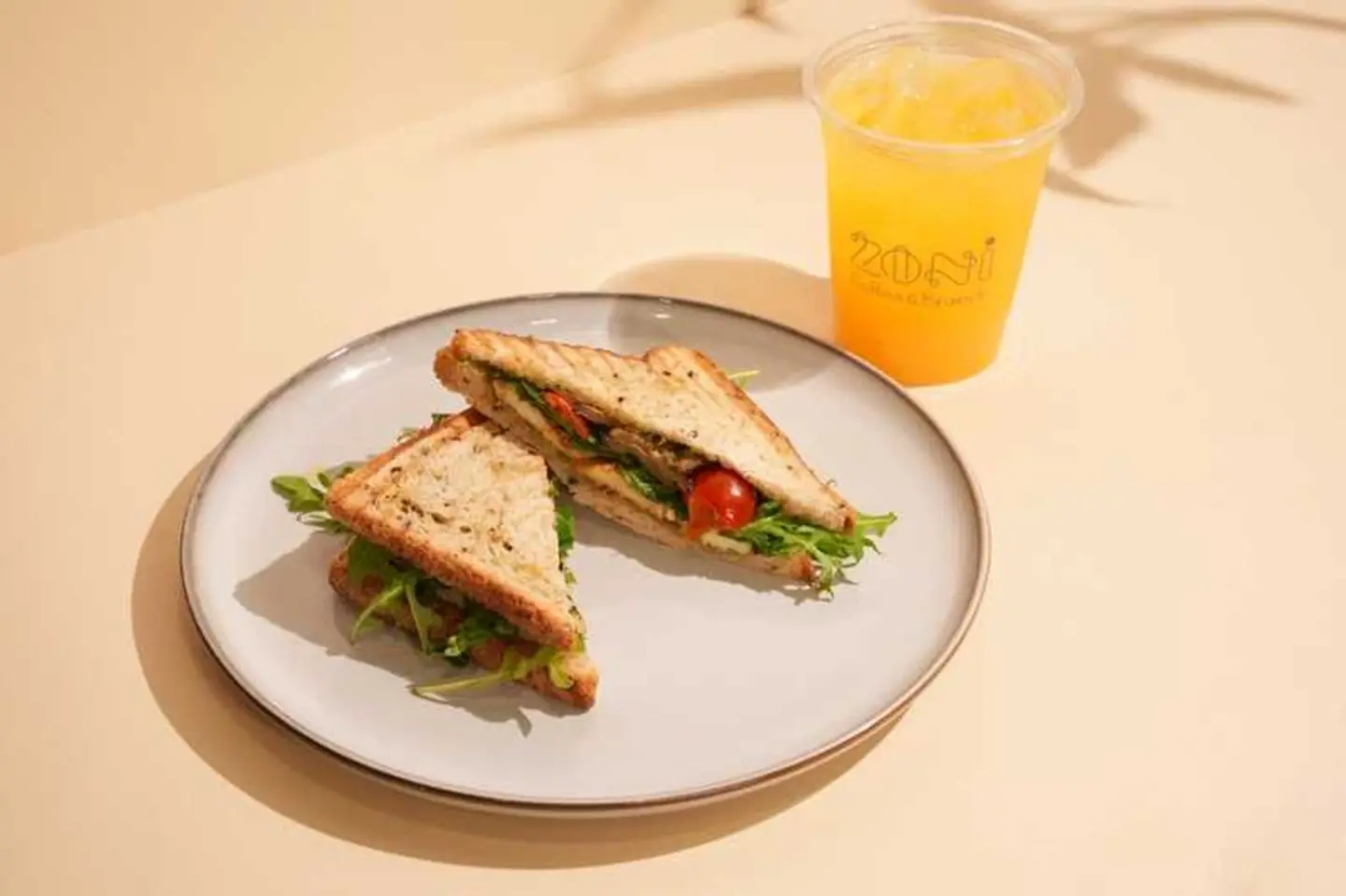 ساندويتش حلوم وباذنجان مع عصير برتقال طازج