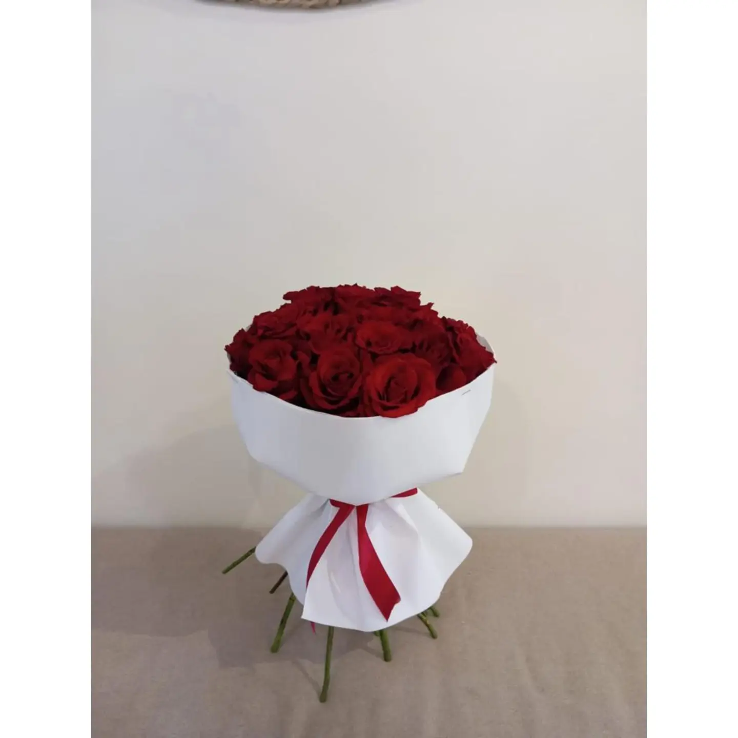 باقة روز أحمر تغليف ابيض B34