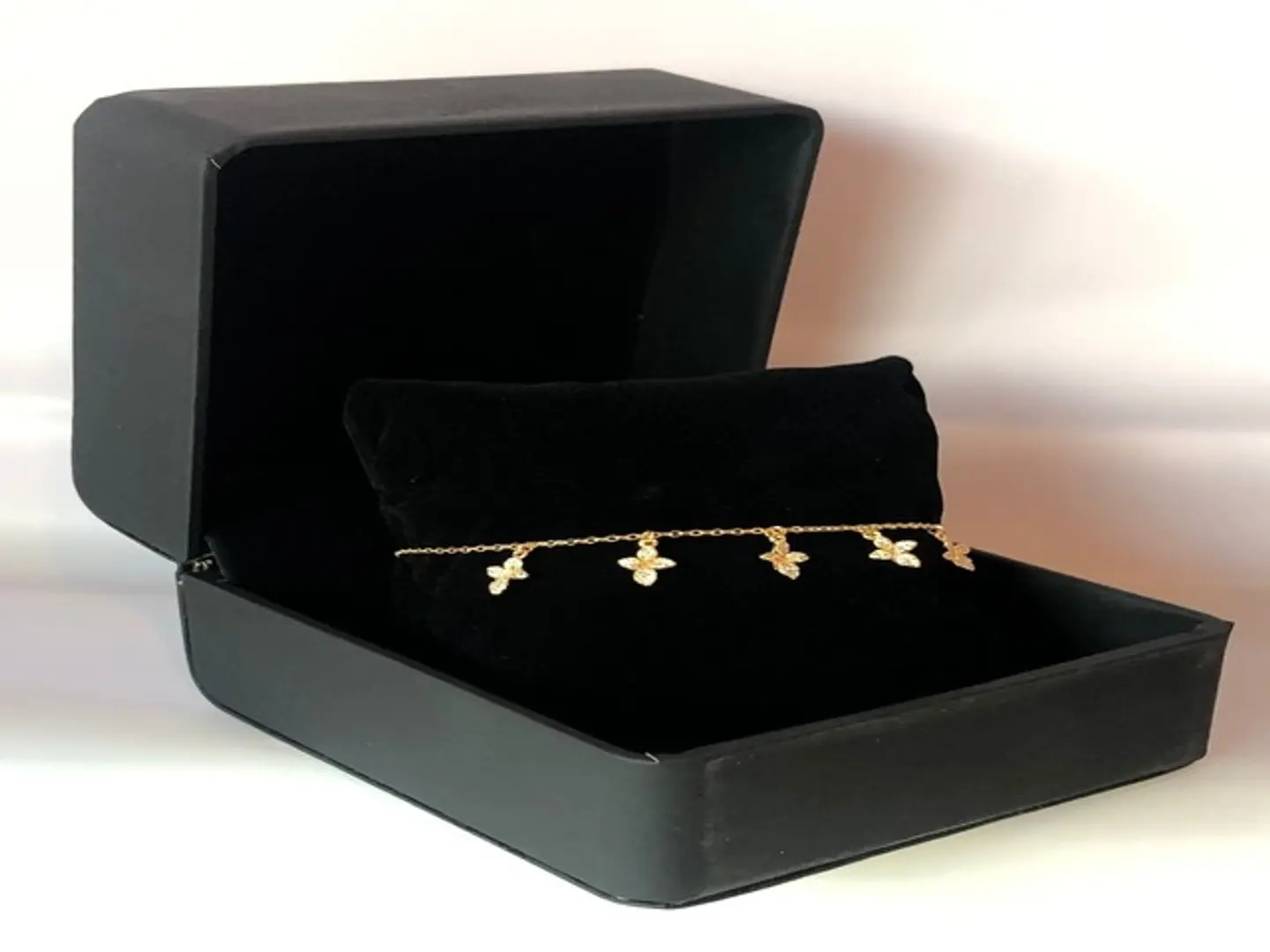 اسوارة ورد باسكال ذهبي