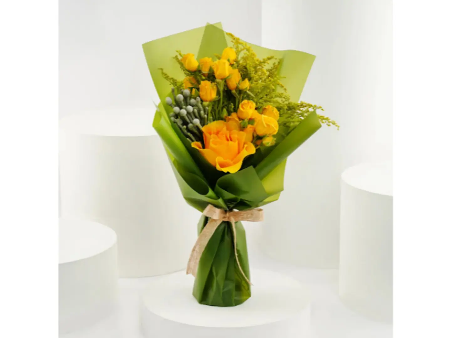 باقة ورد أنيقة صفراء مع بخاخ