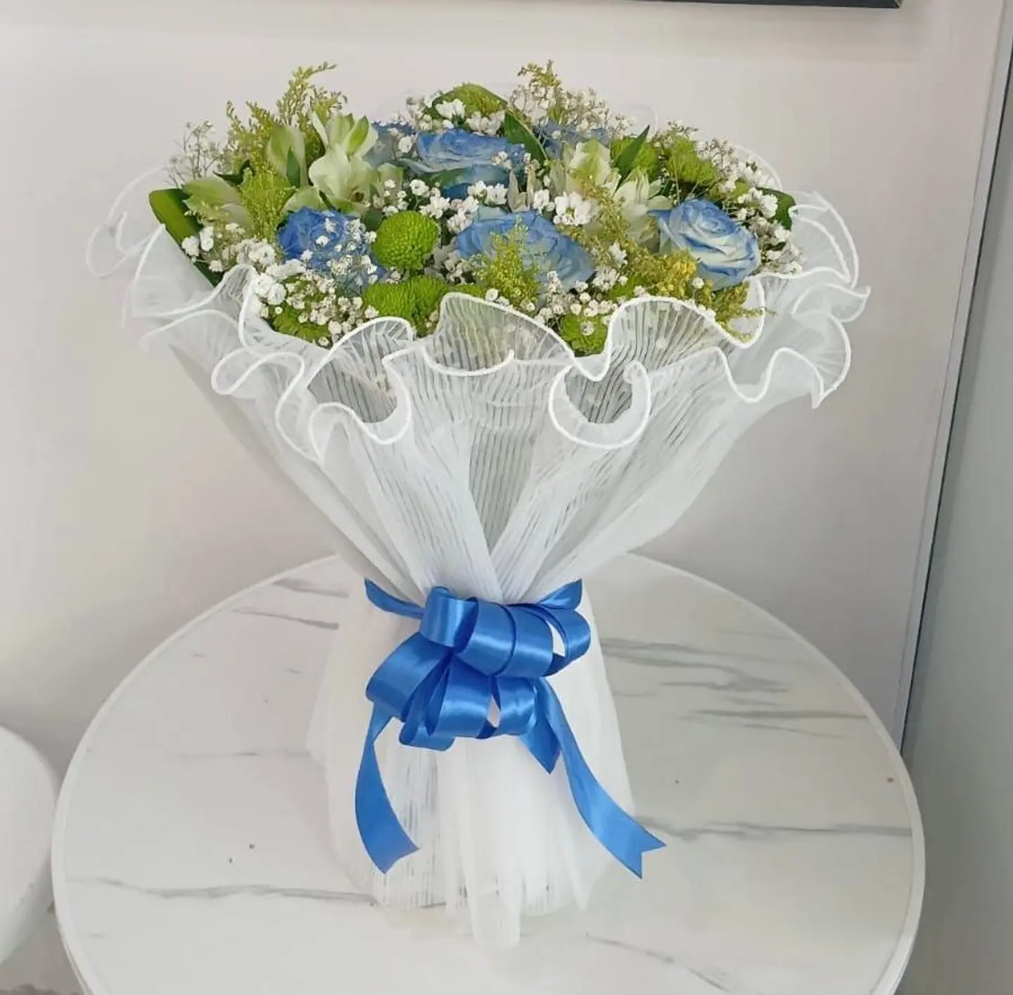 باقة الغيوم الزرقاء بهدوء البحر العميق