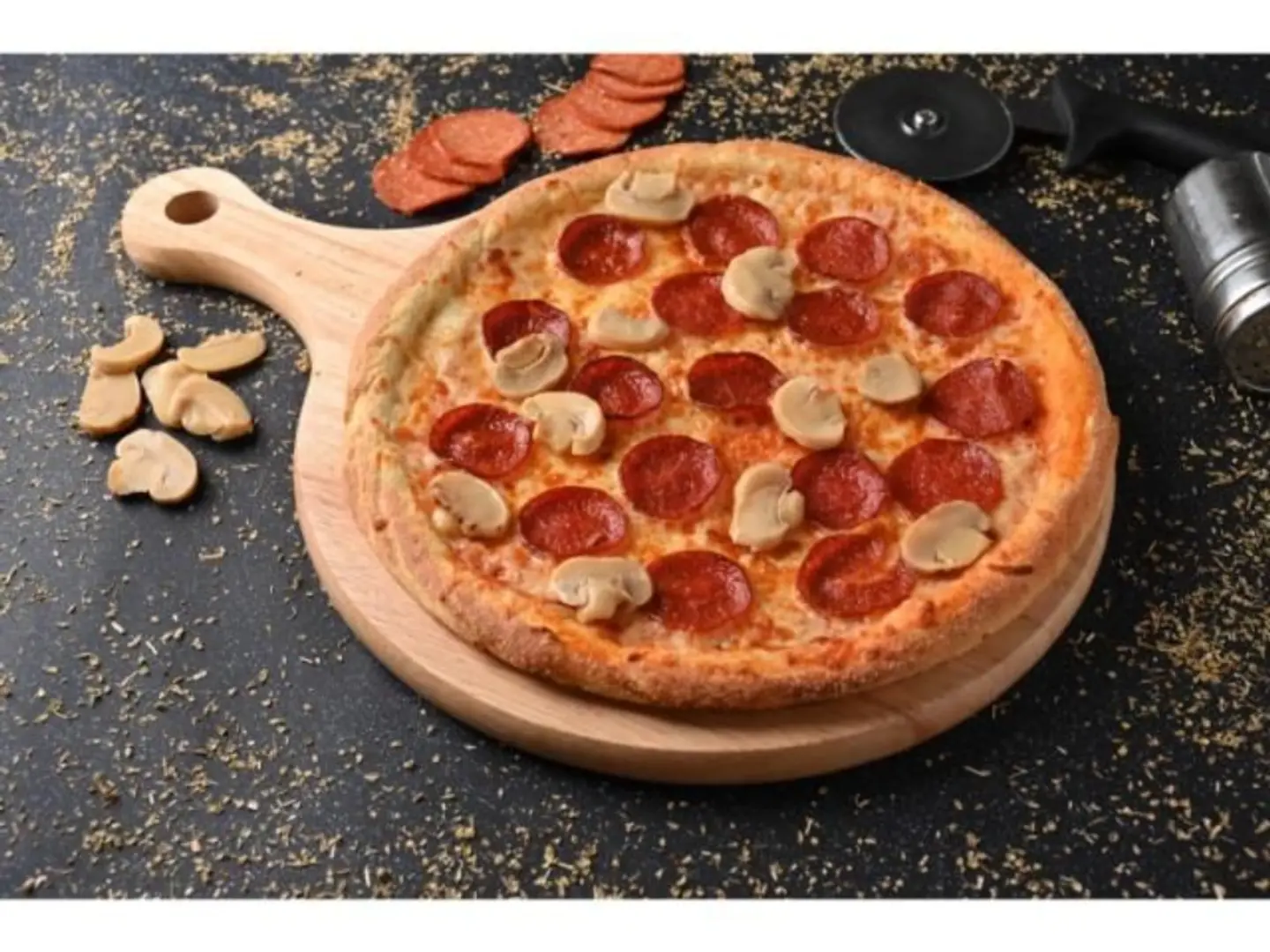 بيتزا ببروني مشروم كبير