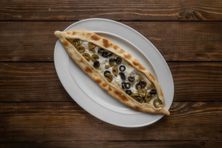 فطير لبنة بالزيتون