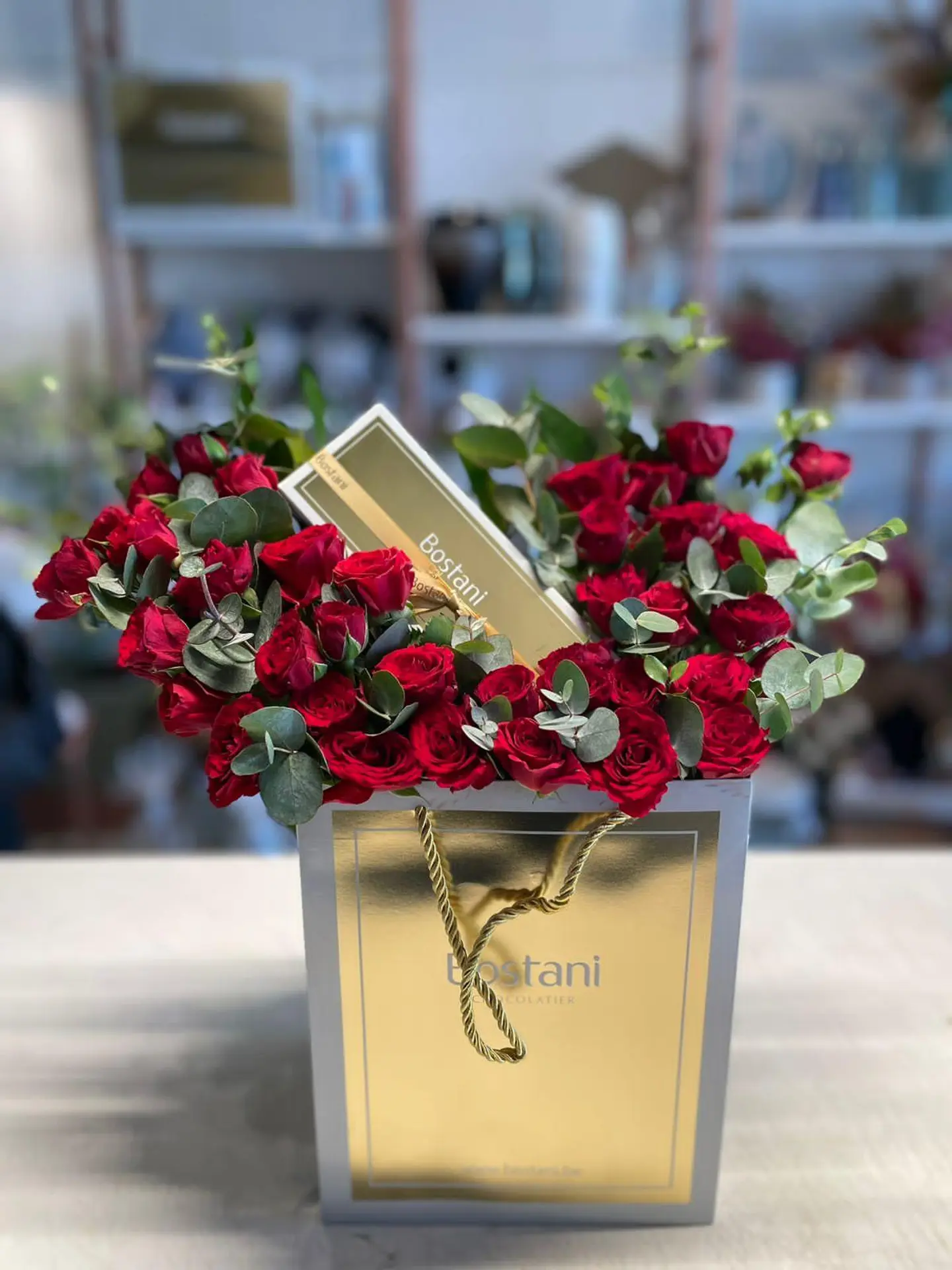 Gardener Chocolate With Natural Roses