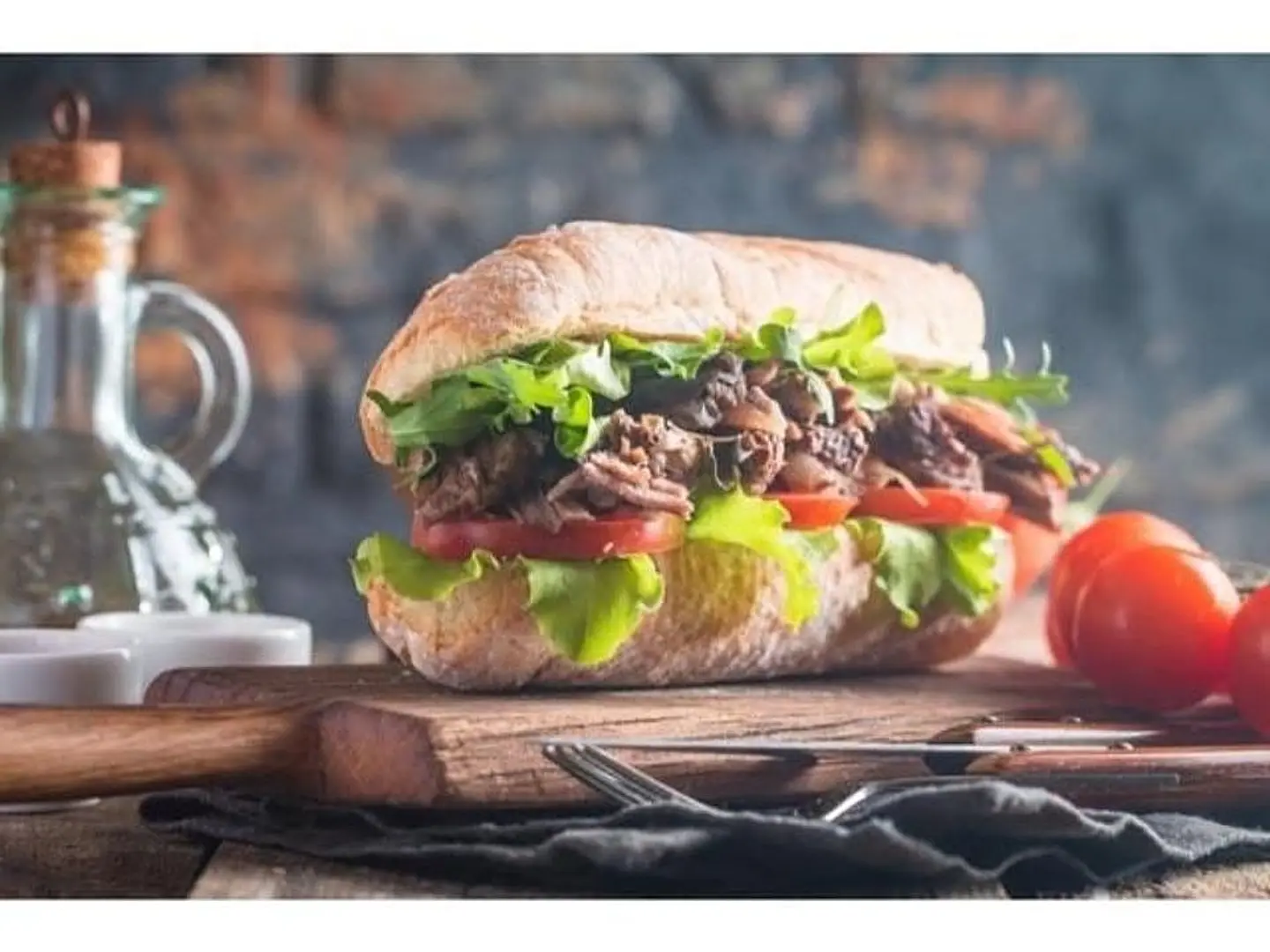 ساندوتش لحم مع طماطم