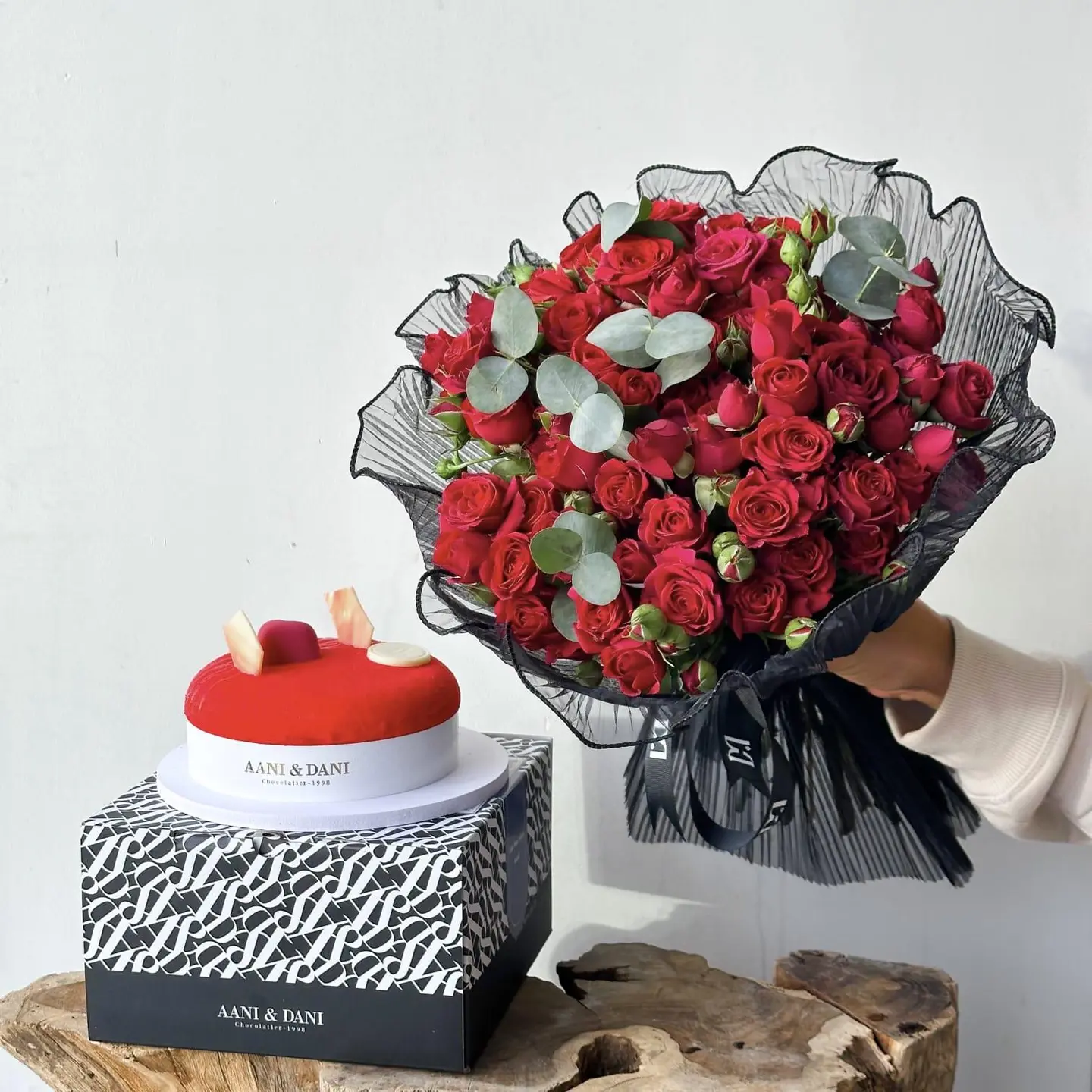 كيك اني وداني مع ورد الحب