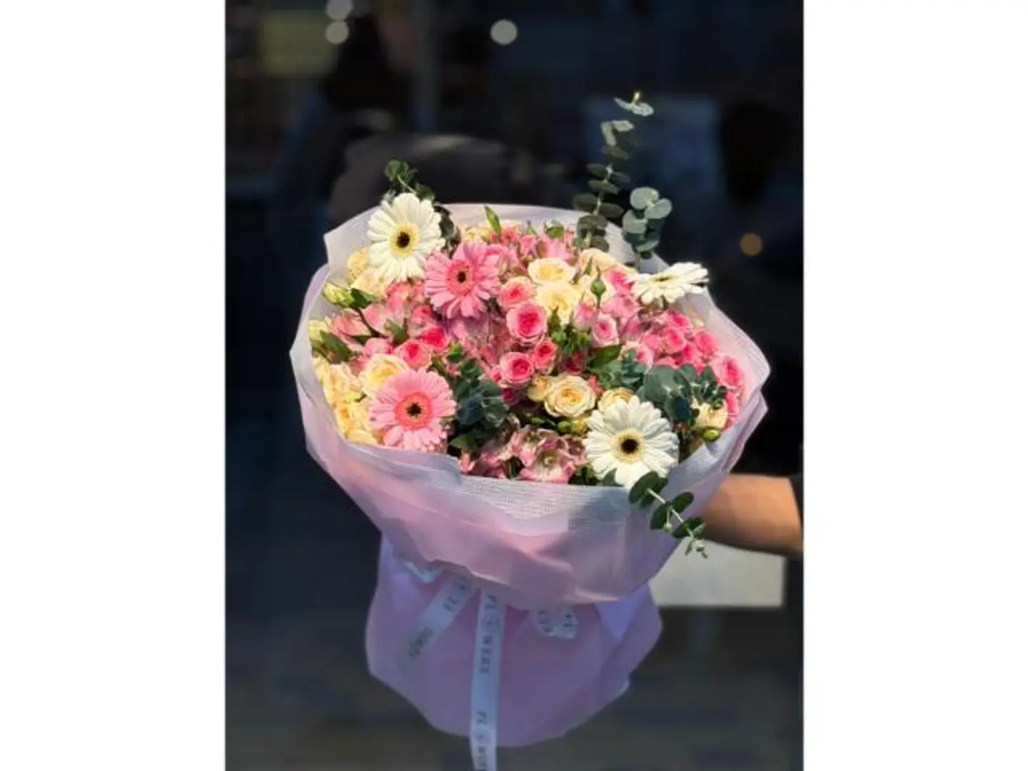 A Luxurious Bouquet Of Dutch Roses