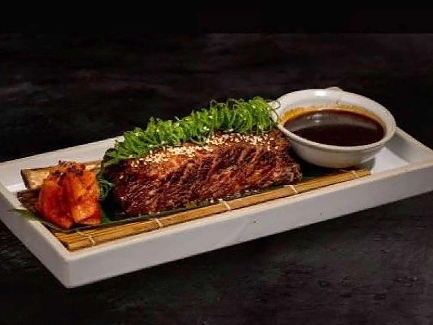 لحم بقري قصيرالضلع مطهو ببطء مع خبز الميزو