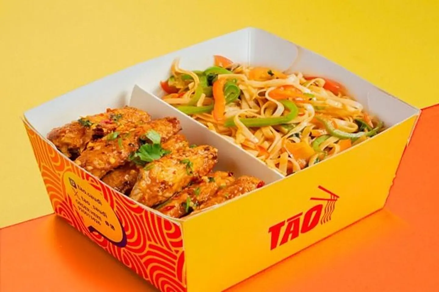 أجنحة الدجاج الحارة مع نودلز