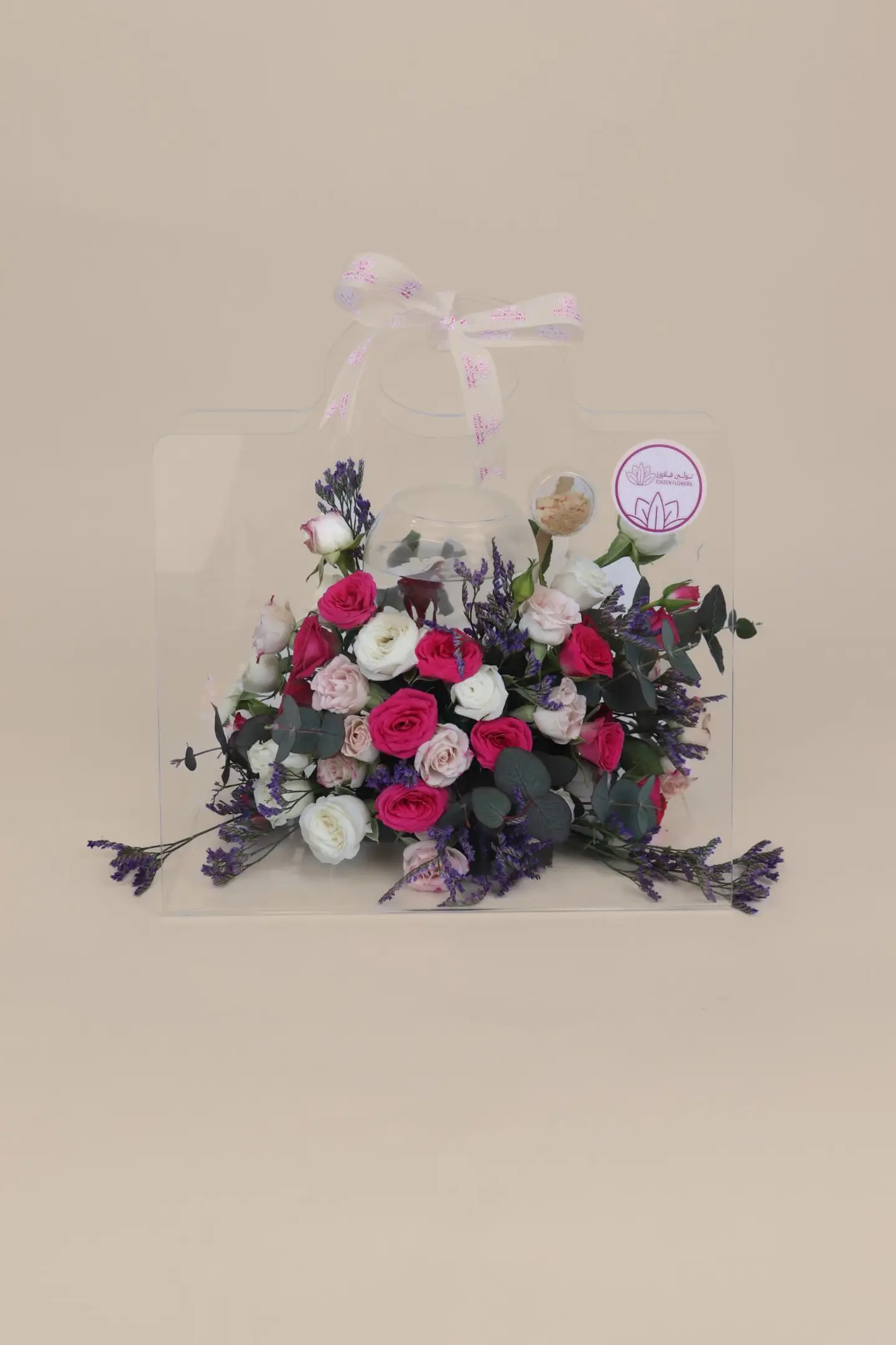 فازة سمك مع ورد بتنسيق راقي