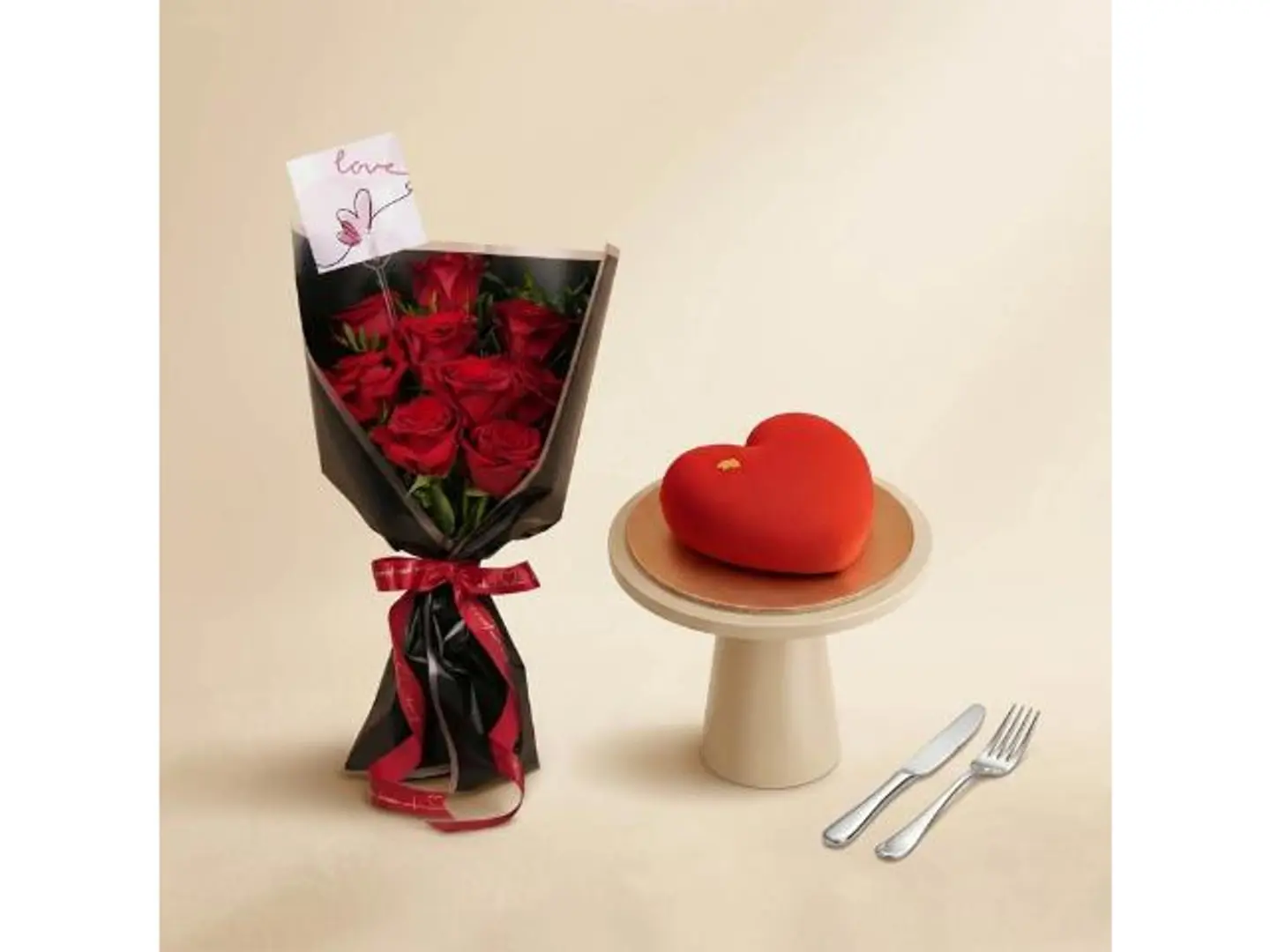 بوكيه ورد احمر و كيك قلب احمر