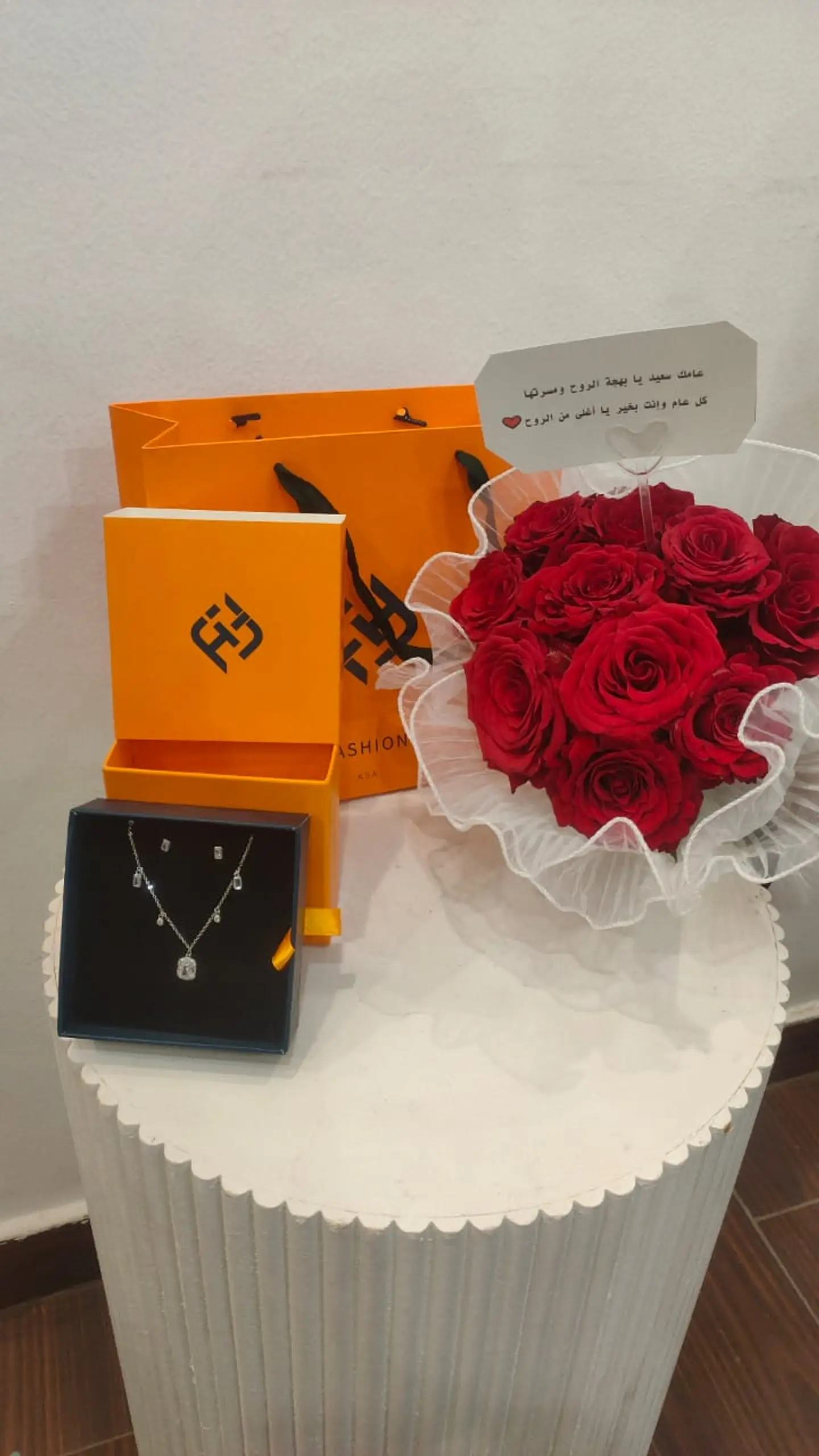 Cute Brand Fashion Chain With White Lace Bouquet And Red Roses