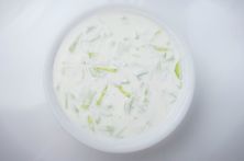 سلطة خيار باللبن