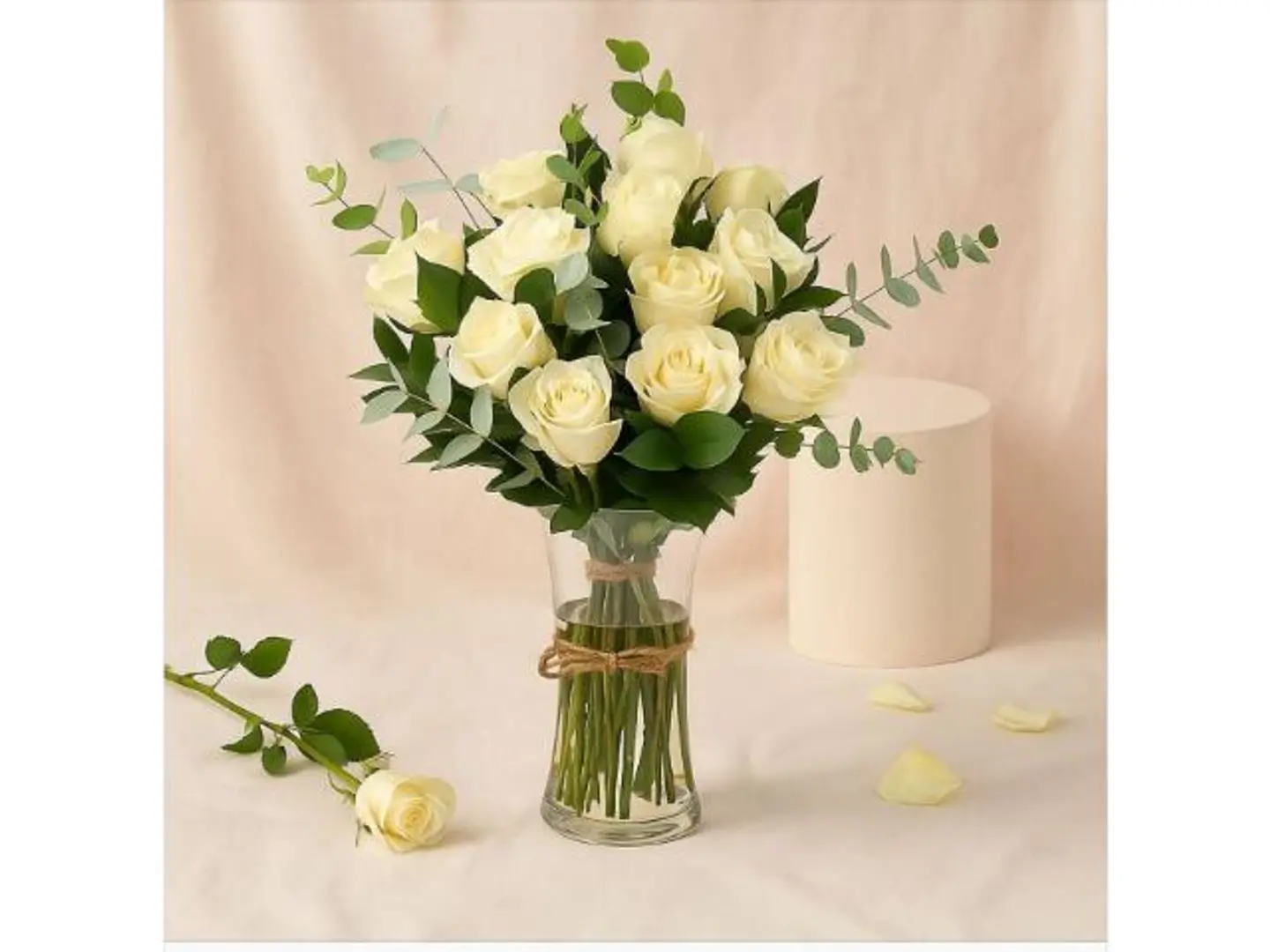 فازه ورد ابيض مع اكسسوار