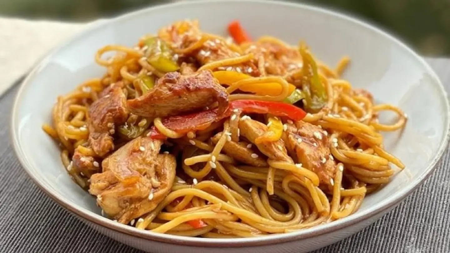 نودلز قاف بقطع الدجاج