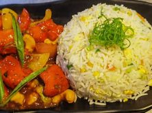 دجاج بالكاجو على الطريقة الكانتونية مع أرز مقلي بالدجاج
