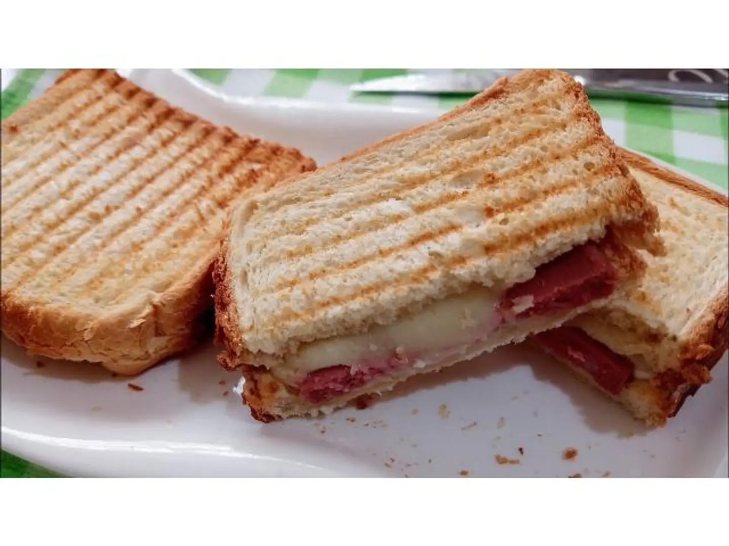 ساندوتش جبن سائل مع حلاوة طحينية