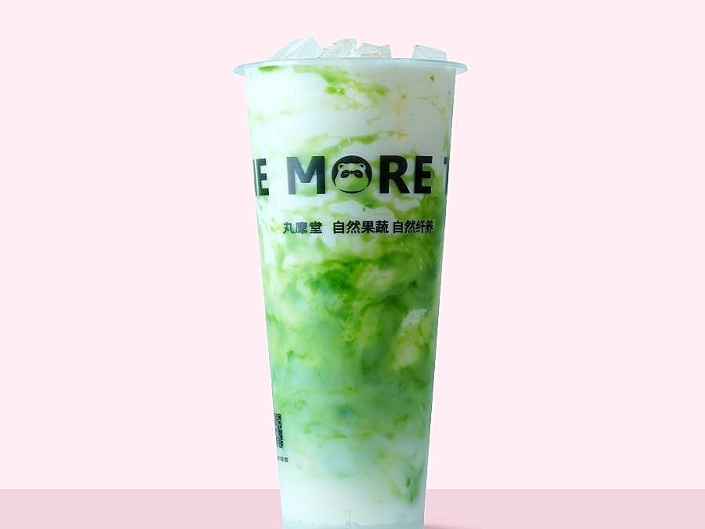 شاي أخضر بالحليب والموتشي بالفستق