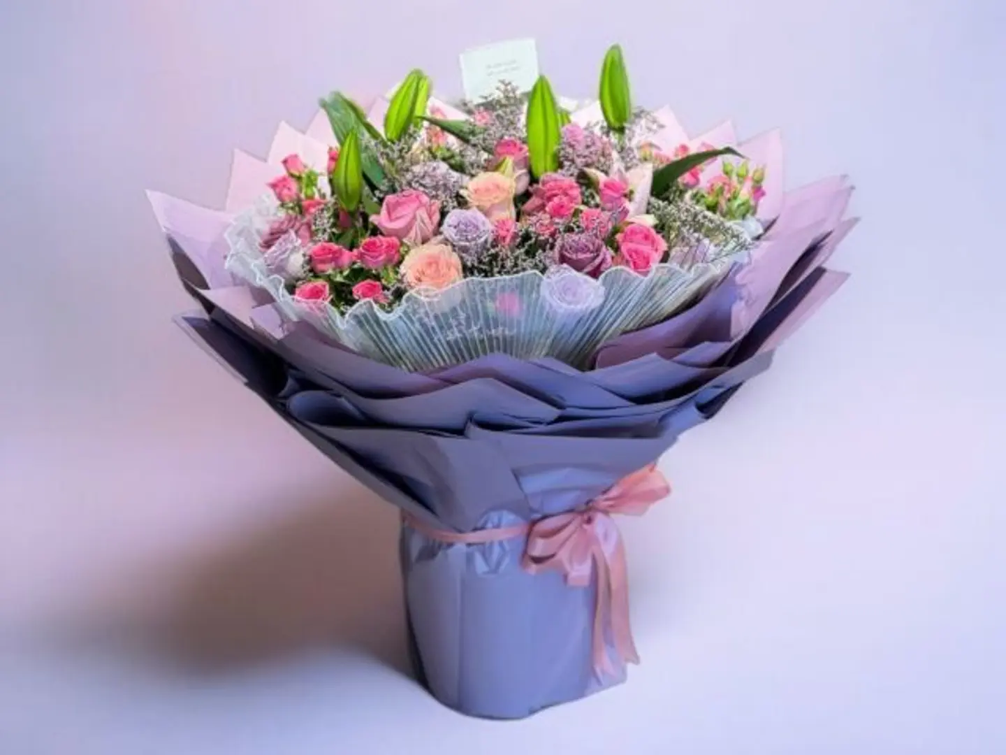 باقة الجمال من الجوري والليليوم